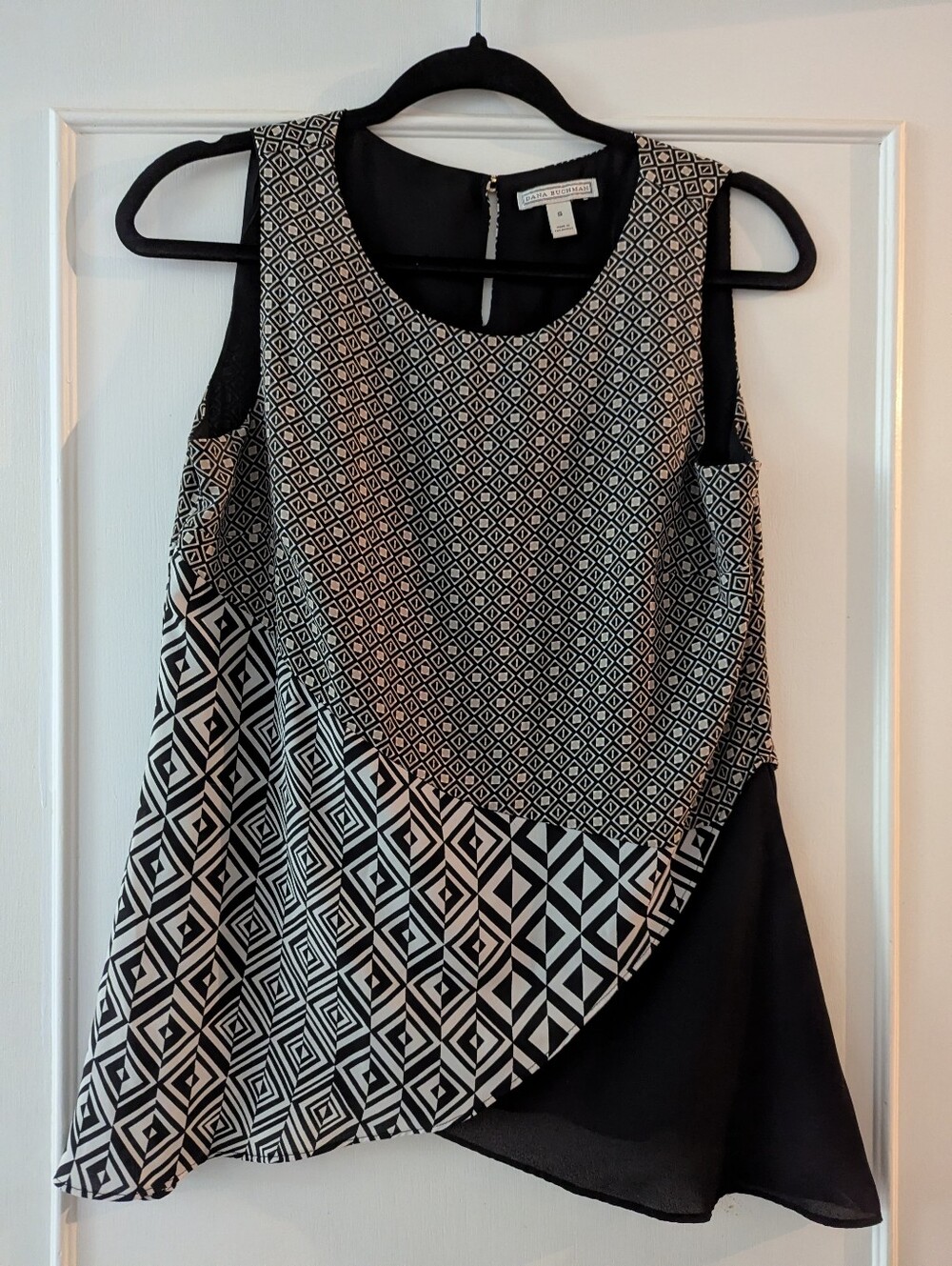 Dana Buchman Size S Charming Black & White Geometric Sleeveless Top